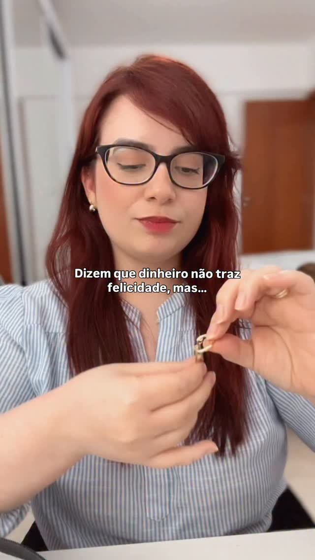 Você só queria respirar em paz depois de pagar as contas e ainda direcionar uma parte para os seus objetivos.Queria deitar à noite sem ter que recalcular a fatura mentalmente… de novo.Mas ninguém te ensinou o que fazer quando o emocional pesa mais que o saldo. E sem estrutura, toda tentativa vira uma imensa culpa acumulada.💬 Comente a palavra PAZ que eu te mando o link com o que pode mudar isso.Ele vai te dar a clareza que você busca.