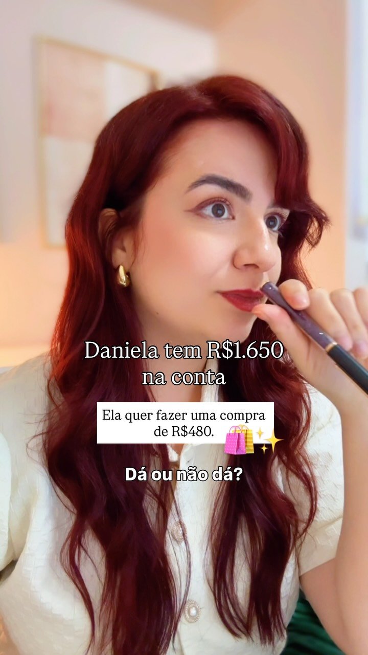 Ela já pagou as principais contas do mês ✅Por isso, quando vê R$1.650 no banco, pensa:💬 “Se eu gastar R$480, ainda vão sobrar R$1.170. Certo?”Parece que a compra cabe, mas Daniela está esquecendo de uma coisa:👉 O dinheiro que está na conta ainda tem outros trabalhos para fazer.Imagine que os R$1.650 estão separados em envelopes.✉️ ENVELOPE 1💵 R$500 para passar as próximas semanas.
Ex: Café com uma amiga, transporte e outros gastos soltos do dia a dia.✉️ ENVELOPE 2💵 R$280 para despesas sazonais que chegarão depois.
Ex: IPVA, taxa do sindicato da profissão, consulta médica anual…✉️ ENVELOPE 3💵 R$80 para reposições pessoais.
Ex: o shampoo, absorvente ou algum remédio acabou? Tira daqui.✉️ ENVELOPE 4💵 R$650 para objetivos financeiros.
Ex: a entrada do imóvel próprio que é algo importante pra ela.Agora vamos juntar os quatro envelopes:
- R$500
- R$280
- R$80
- R$650💰 TOTAL = R$1.510Veja, dos R$1.650 que estão na conta, R$1.510 já têm destino.Então, quanto está realmente livre?(+) R$1.650 na conta
(−) R$1.510 já separados
📝 TOTAL = ✨ R$140 livres ✨Daniela tem R$1.650 no banco.
Mas só pode gastar R$140 sem mexer nos outros planos.A compra que ela deseja fazer custa R$480.
Para comprar, ela precisaria tirar os (-) R$340 que faltam de algum envelope 😕Ela teria que escolher entre:- Diminuir o dinheiro livre para as próximas semanas ☕️🚫- Não se preparar para as despesas maiores que chegarão depois 🚗🚫- Ficar sem dinheiro para reposições 💄🚫- Ou retirar uma parte da entrada do imóvel 🏡🚫⚠️ Adivinha quais são as escolhas que Daniela costuma fazer mês após sem nem se dar conta!?❌ Não se preparar para as despesas maiores e retirar uma parte da entrada da casa ☹️☹️Agora a pegadinha fica clara 👇🧾 R$1.650 é o SALDO DA CONTA.💵 R$140 é o DINHEIRO DISPONÍVEL PARA UMA NOVA COMPRA.O aplicativo do banco mostra o primeiro número 🚫A sua organização financeira precisa mostrar o segundo 🤌✨🟣 Oi! Eu sou a Fran Guarnieri e no meu perfil falo para mulheres que desejam const